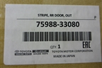 Наклейка (двери задней левой на рамку) (7598833080) для Toyota Camry V70 с 2017г