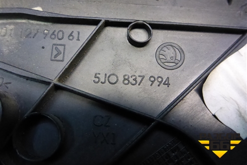 Накладка двери передней правой уголок (5J0837994) для Skoda Fabia с 2007-2014г