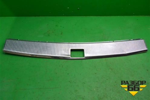 Обшивка багажника на заднюю панель (7L6863459B) для Volkswagen Touareg c 2002-2010г