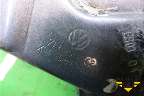 Петля капота правая (7L6823302) для Volkswagen Touareg c 2002-2010г