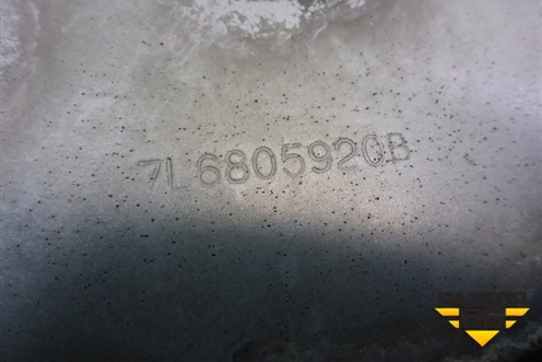 Кронштейн переднего крыла правый (7L6805920B) для Volkswagen Touareg c 2002-2010г