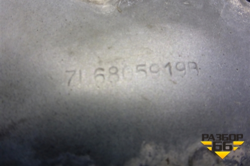 Кронштейн переднего крыла левый (7L6805919B) для Volkswagen Touareg c 2002-2010г