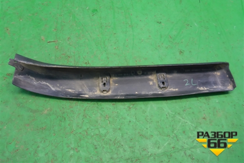 Накладка внутренняя (на петлю двери багажника левая) (7L6971341T) для Volkswagen Touareg c 2002-2010г