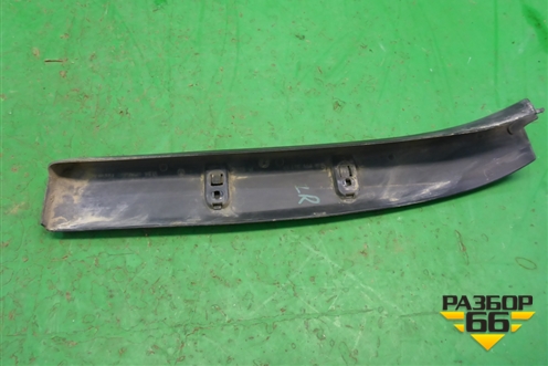 Накладка внутренняя (на петлю двери багажника правая) (7L6971341AA) для Volkswagen Touareg c 2002-2010г