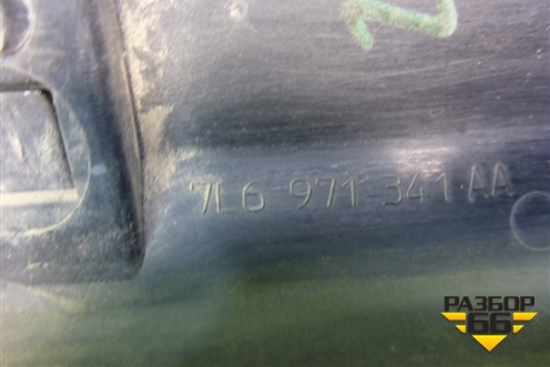 Накладка внутренняя (на петлю двери багажника правая) (7L6971341AA) для Volkswagen Touareg c 2002-2010г