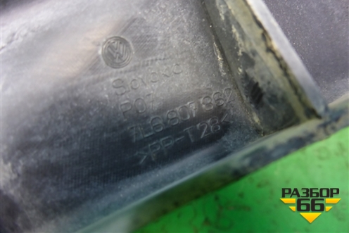 Кронштейн заднего бампера правый (под фонарь) (7L6807862) для Volkswagen Touareg c 2002-2010г