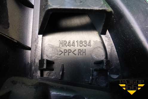 Накладка двери передней правой уголок (MR441634) для Mitsubishi Lancer-9  с 2003-2008г