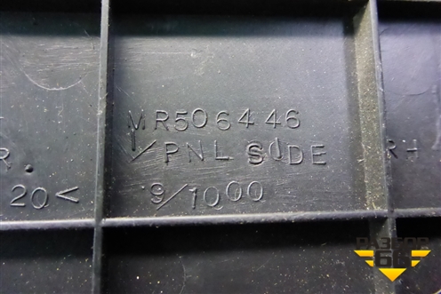 Накладка на торпедо (боковая правая) (MR506446) для Mitsubishi Lancer-9  с 2003-2008г