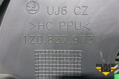 Накладка двери передней левой уголок (1Z0837973) для Skoda Octavia (А5) с 2004-2013г