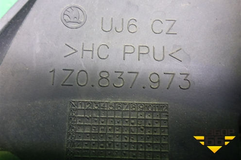 Накладка двери передней левой уголок (1Z0837973) для Skoda Octavia (А5) с 2004-2013г