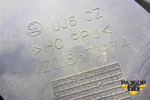 Накладка двери передней правой уголок (1Z0837974) для Skoda Octavia (А5) с 2004-2013г