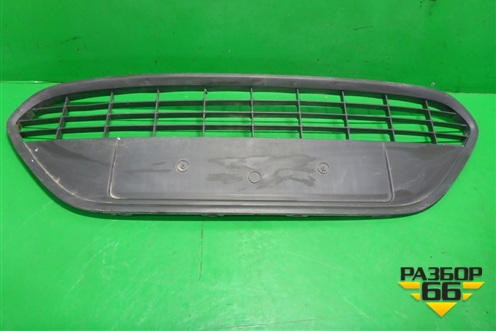 Решетка в передний бампер центральная (8M5117B968A) для Ford Focus 2 с 2008-2011г