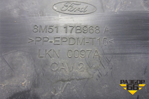 Решетка в передний бампер центральная (8M5117B968A) для Ford Focus 2 с 2008-2011г