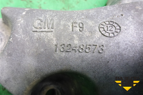 Кронштейн КПП левый (1.6л F16D3 МКПП) (13248573) для Chevrolet Cruze c 2009-2015г