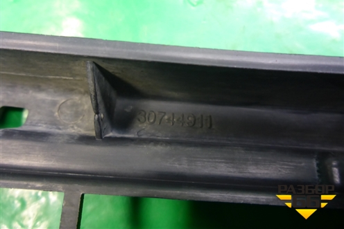 Решетка в передний бампер центральная (30744911) для Volvo S40 с 2004-2012г