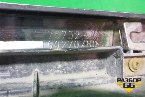 Накладка двери передней левой (после 2015г) (7573260270) для Toyota Land Cruiser (200) с 2008г
