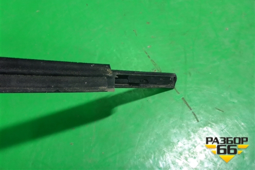 Накладка стекла переднего правого (7571033170) для Toyota Camry V70 с 2017г