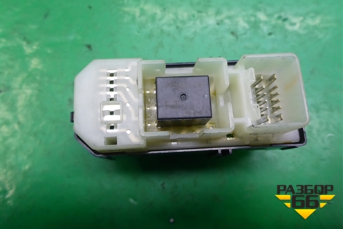 Кнопка стеклоподъёмника задняя левая (8403044031) для Toyota Isis c 2004-2018г