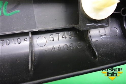 Накладка двери передней левой уголок (6749244060) для Toyota Isis c 2004-2018г