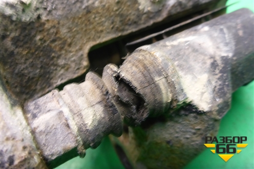 Суппорт передний левый для Nissan Navara (D40) с 2005-2015г (Навара)