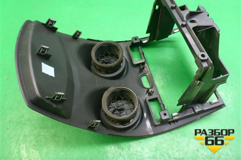 Дефлектор воздушный центральный (VP6S6XA046B04AK) для Ford Fiesta с 2001-2008г