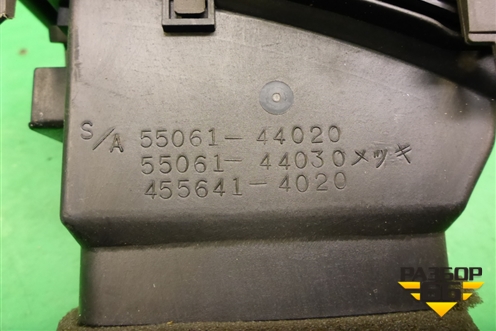 Дефлектор воздушный центральный (левый) (5566444060) для Toyota Isis c 2004-2018г