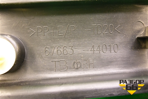Накладка двери передней правой (766344010) для Toyota Isis c 2004-2018г