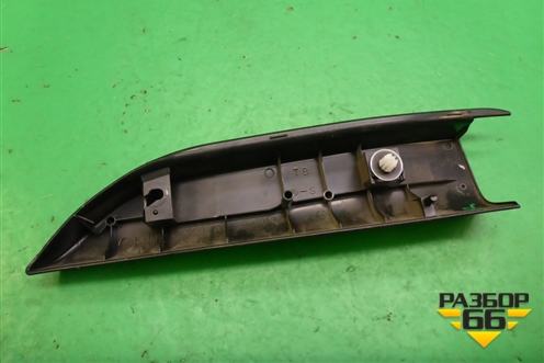 Накладка двери передней правой уголок (6749144060) для Toyota Isis c 2004-2018г