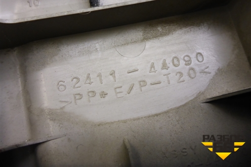 Обшивка стойки центральная верхняя правая (6241144090) для Toyota Isis c 2004-2018г