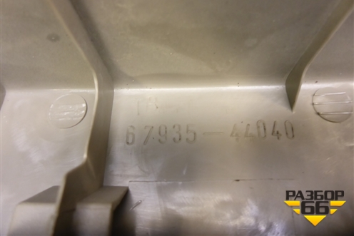 Обшивка багажника на заднюю панель (6793544040) для Toyota Isis c 2004-2018г