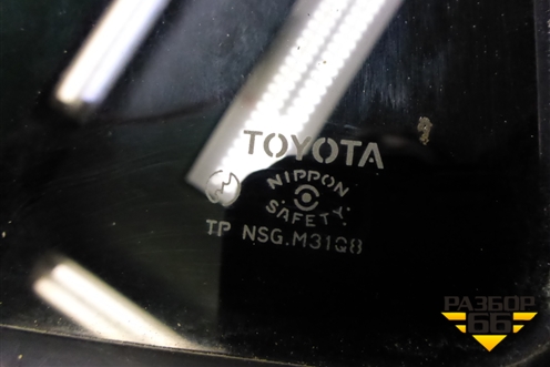 Стекло двери задней левой форточка для Toyota Isis c 2004-2018г