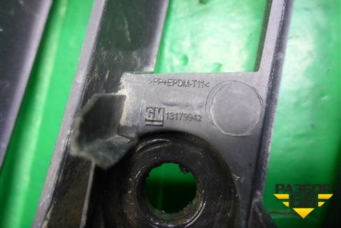 Решетка в передний бампер центральная (13179942) для Opel Corsa D с 2006-2014г