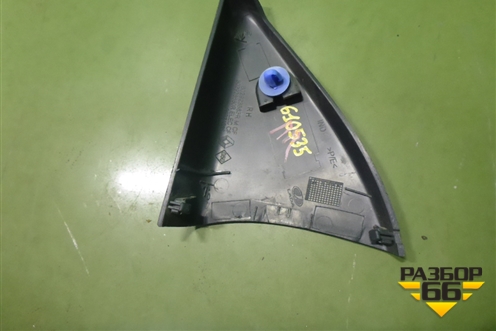 Накладка двери передней правой уголок (802923883R) для Renault Logan II с 2012г