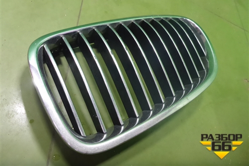 Решетка радиатора левая (до 2013г) (51137200727) для BMW 5-серия F10/F11 с 2009-2016г