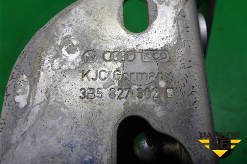 Петля крышки багажника правая (3B5827302B) для Skoda Superb с 2001-2008г