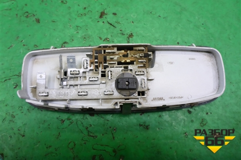 Плафон салонный центральный (8A6A13776CA) для Ford Focus 2 с 2008-2011г
