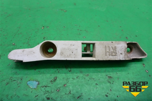 Кронштейн переднего бампера правый (8M5117D958AD) для Ford Focus 2 с 2008-2011г