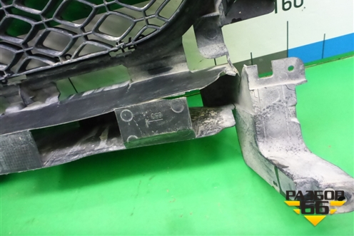 Решетка в передний бампер центральная (622548039R) для Renault Sandero с 2013-2022г