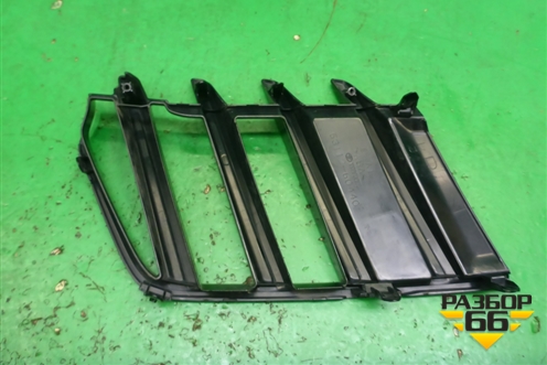 Решетка в передний бампер правая (5311260440) для Toyota Land Cruiser (300) с 2021г
