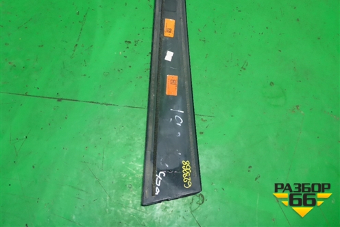 Накладка двери передней правой (на рамку) (757552FRH) ( 7575502140) для Toyota Corolla (E21) с 2018г