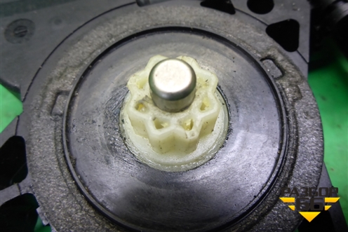Моторчик стеклоподъёмника передний левый (CM011760) для Mazda Mazda 3 (BK) с 2003-2009г 