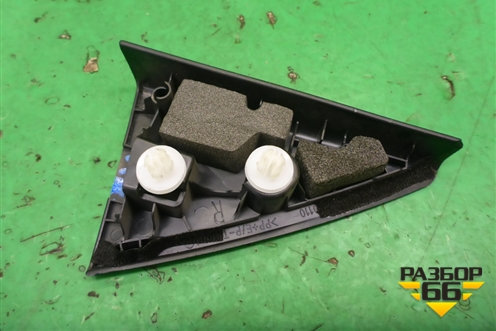 Накладка двери передней правой уголок (6749160110) для Toyota Land Cruiser Prado(150) с 2009г
