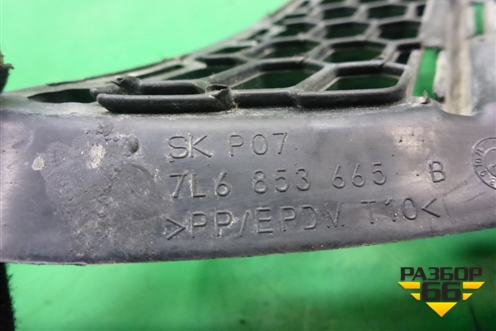 Решетка в передний бампер левая (7L6853665B) для Volkswagen Touareg c 2002-2010г
