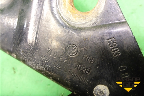 Петля капота правая (7L6823302B) для Volkswagen Touareg c 2002-2010г