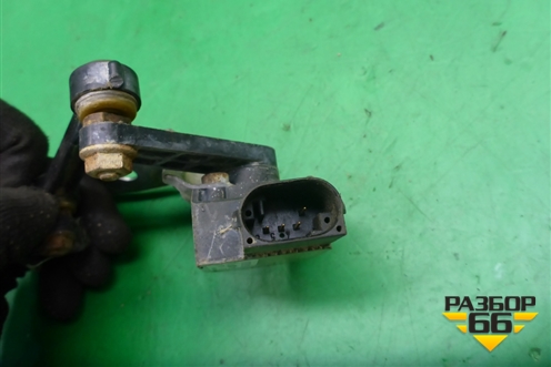 Датчик регулировки дорожного просвета (передний левый) (7L0616213D) для Volkswagen Touareg c 2002-2010г