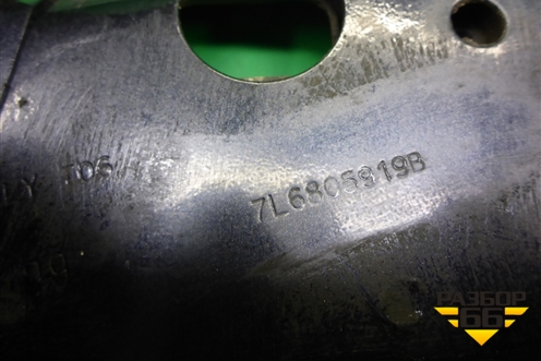 Кронштейн переднего крыла левый (7L6805919B) для Volkswagen Touareg c 2002-2010г