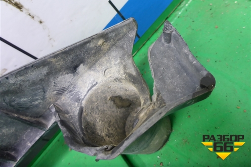 Кронштейн заднего бампера центральный (7L6807863B) для Volkswagen Touareg c 2002-2010г