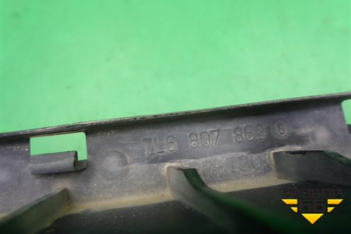 Кронштейн заднего бампера центральный (7L6807863B) для Volkswagen Touareg c 2002-2010г