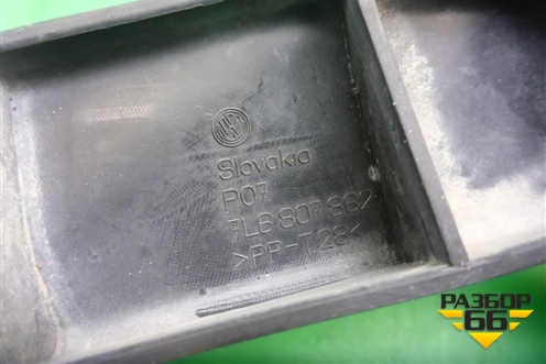 Кронштейн заднего бампера правый (под фонарь) (7L6807862) для Volkswagen Touareg c 2002-2010г