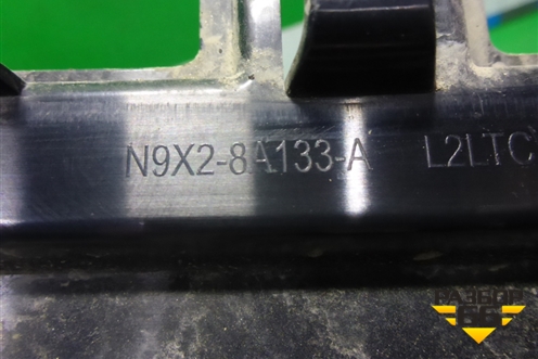 Решетка в передний бампер центральная (N9X28A133A) для Land Rover Range Rover 5 с 2021г